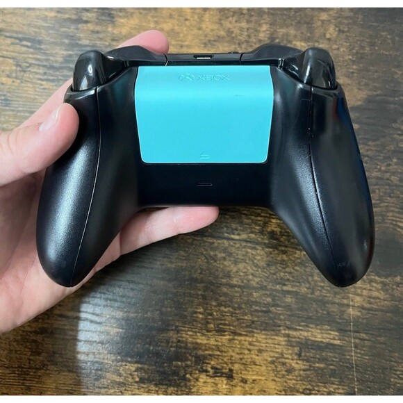 Lot of 3 Microsoft Xbox One Controllers – For Parts or Repair (Untested) - Picture 4 of 11